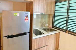 La cuisine est équipée d'un réfrigérateur et d'un évier. dans l'établissement Mount Austin Palazio Homestay johor bahru, à Johor Bahru