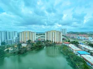 une ville dotée d'une grande étendue d'eau et de bâtiments dans l'établissement Mount Austin Palazio Homestay johor bahru, à Johor Bahru