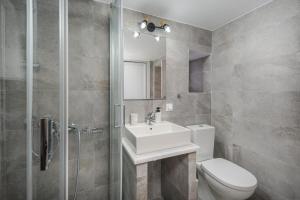 La salle de bains est pourvue de toilettes, d'un lavabo et d'une douche. dans l'établissement Michalis Home, à Sérifos Chora