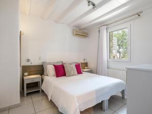 Postel nebo postele na pokoji v ubytování BayBees Sea View Residence