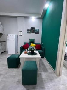 Kuchyň nebo kuchyňský kout v ubytování Cosy Apartment with Good Location Self Check In