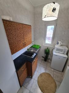 Kuchyňa alebo kuchynka v ubytovaní Tom Apartmans + 37 fotografií