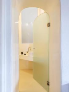 baño con espejo y lavabo en BayBees Sea View Residence en Platis Gialos