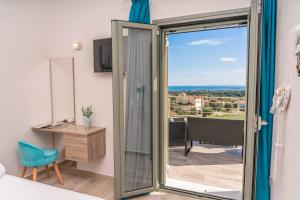Camera con porta a vetri che conduce a un balcone. di Casa Bella a Karavádhos