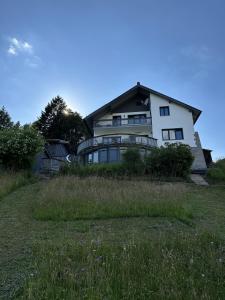 弗勞埃瑙的住宿－Auerer Retreat，草山顶上的大房子