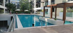 杜拜的住宿－Brand New Spacious 2 Beds City Walk B9，一座建筑物中央的游泳池