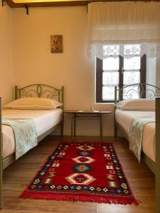 Een bed of bedden in een kamer bij The Well House - UNESCO