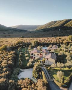 卡普拉羅拉的住宿－Agriturismo La Valle Di Vico，田野房屋的空中景观