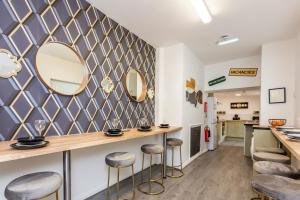 ein Ankleidezimmer mit Hockern und Spiegeln an der Wand in der Unterkunft Room 03 - Sandhaven Rooms Double in South Shields