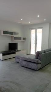 sala de estar con sofá y TV de pantalla plana en Tenno Lake Sun en Tenno
