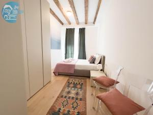Schlafzimmer mit einem Bett, einem Tisch und Stühlen in der Unterkunft Cavana 5 Tirabora Short Rent in Triest