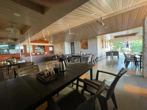 ein Esszimmer mit Tischen und Stühlen in einem Restaurant in der Unterkunft The Mango Inn in Dapoli