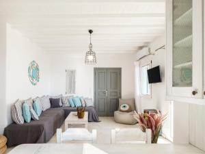 sala de estar con sofá y mesa en BayBees Sea View Residence en Platis Gialos