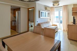 a kitchen and living room with a table and a chair at Apartamentos Magic World in Oropesa del Mar