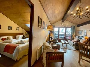 アーク 1950にある617 Manoir Savoieの大きなベッドとリビングルームのある寝室