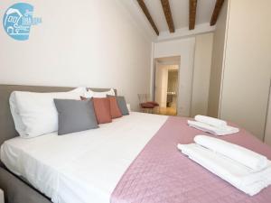 A bed or beds in a room at Cavana 5 Tirabora Short Rent