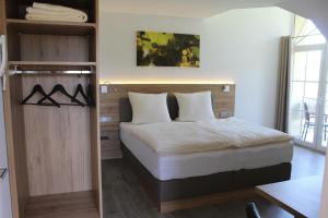 um quarto com uma cama grande e um espelho em Ferienweingut Hansjosten em Longuich