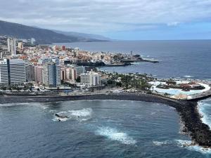 - une vue aérienne sur la ville et l'océan dans l'établissement CASA GREGO, à La Vera