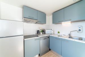 Montempô + Apparthôtel Toulouse Cité Internationale的厨房或小厨房