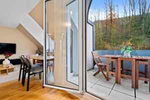 Μπαλκόνι ή βεράντα στο Stylish 2BR with Patio & Parking Near City Center