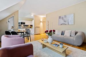 Comfortable 2BR Apt in Prime Luxembourg Location في لوكسمبورغ: غرفة معيشة مع أريكة وطاولة