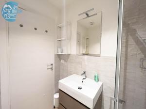 A bathroom at Cavana 5 Tirabora Short Rent Még 13 kép