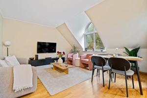 TV a/nebo společenská místnost v ubytování Chic 2BR Stay in Luxembourg with Free Parking