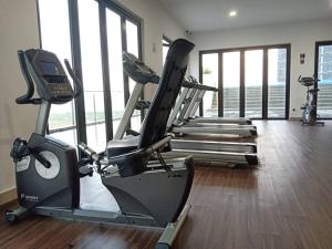 Fitness centrum a/nebo fitness zařízení v ubytování #1 Walk to Legoland * D'Pristine * 2BR Lake View