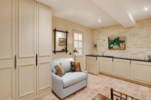 een woonkamer met een stoel en een aanrecht bij Pick A Flat's Apartments in Saint Germain - Paul-Louis Courier in Parijs