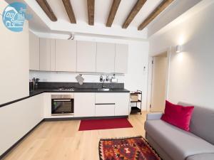 A kitchen or kitchenette at Cavana 5 Tirabora Short Rent