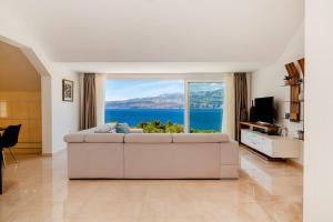 Μια τηλεόραση ή/και κέντρο ψυχαγωγίας στο Villa Joy - 40 m2 heated pool, 35 000 m2 of land