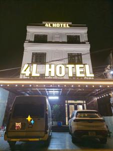hotel z furgonetką zaparkowaną przed nim w obiekcie 4L HOTEL KIM BÔI w mieście Làng Trang