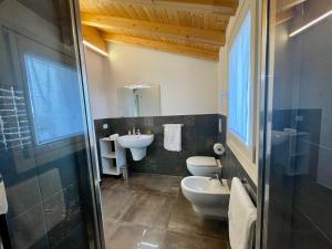 La salle de bains est pourvue de 2 lavabos et de 2 toilettes. dans l'établissement CaVecchie Desenzano, à Desenzano del Garda