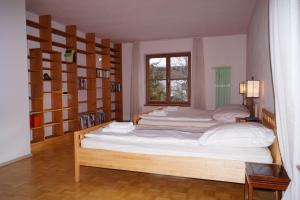 Säng eller sängar i ett rum på Ferienhaus-Eschenlohe-Direkt-in-Bergnaehe-Wanderungen-und-Mountainbike-vom-Haus-aus-moeglich