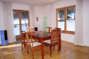 uma sala de jantar com uma mesa de madeira e cadeiras em Ferienhaus-Eschenlohe-Direkt-in-Bergnaehe-Wanderungen-und-Mountainbike-vom-Haus-aus-moeglich em Eschenlohe
