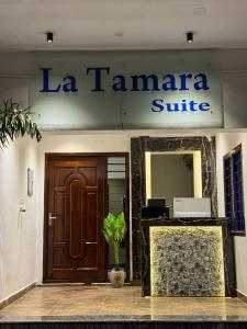 een bord voor een la tamaraza suite in een gebouw bij La Tamara Suite in Pondicherry