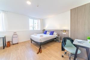 Montempô + Apparthôtel Toulouse Cité Internationale客房内的一张或多张床位