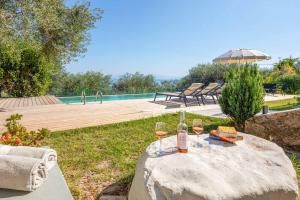 Gallery image of Villa Apanemia Mare in Chlomós +36 photos
