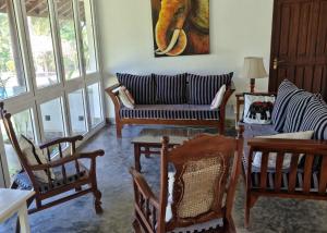 Posezení v ubytování Ardeen Villa - superb 3 bedroom beachfront for 6, BB, free pick up for 7 night stays arriving together, fully serviced, taxes included