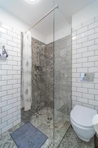 La salle de bains est pourvue d'une douche, de toilettes et d'un lavabo. dans l'établissement Near Žalgiris Arena Apartment, à Kaunas