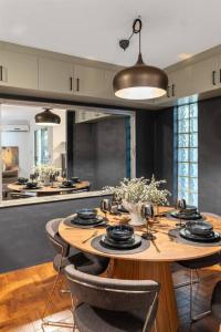 A restaurant or other place to eat at 3br unit Stylish retreat SouthPerth