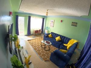 una vista aérea de una sala de estar con un sofá azul en Nyeri Nest Retreat - One Bedroom en Nyeri