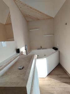 una gran bañera blanca en una habitación en Au calme, belles prestations, en Saint-Pierre-de-Chandieu