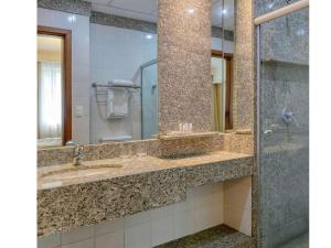 Um banheiro em Mercure Belo Horizonte Savassi mais 37 fotos