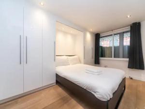 Tempat tidur dalam kamar di Pass the Keys Spacious flat in Shoreditch