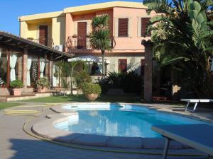 una piscina frente a una casa en Villa Graziosa, en Quartu SantʼElena