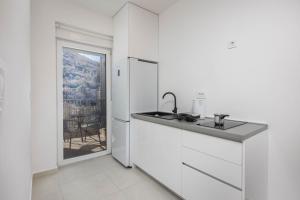 Kuhinja oz. manjša kuhinja v nastanitvi Seafront Villa Andrijana - Happy Rentals