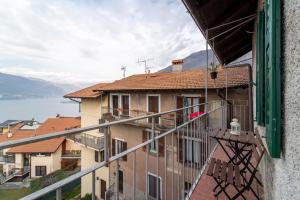 Balcony o terrace sa Lakeview Oasis in Bellano by Wonderful Italy