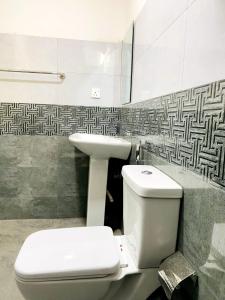 y baño con aseo y lavamanos. en Royal Homes and Wellness Center en Kurunegala