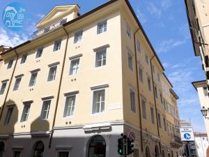 żółty budynek na rogu ulicy w obiekcie Cavana 10 Tirabora Short Rent w Trieście